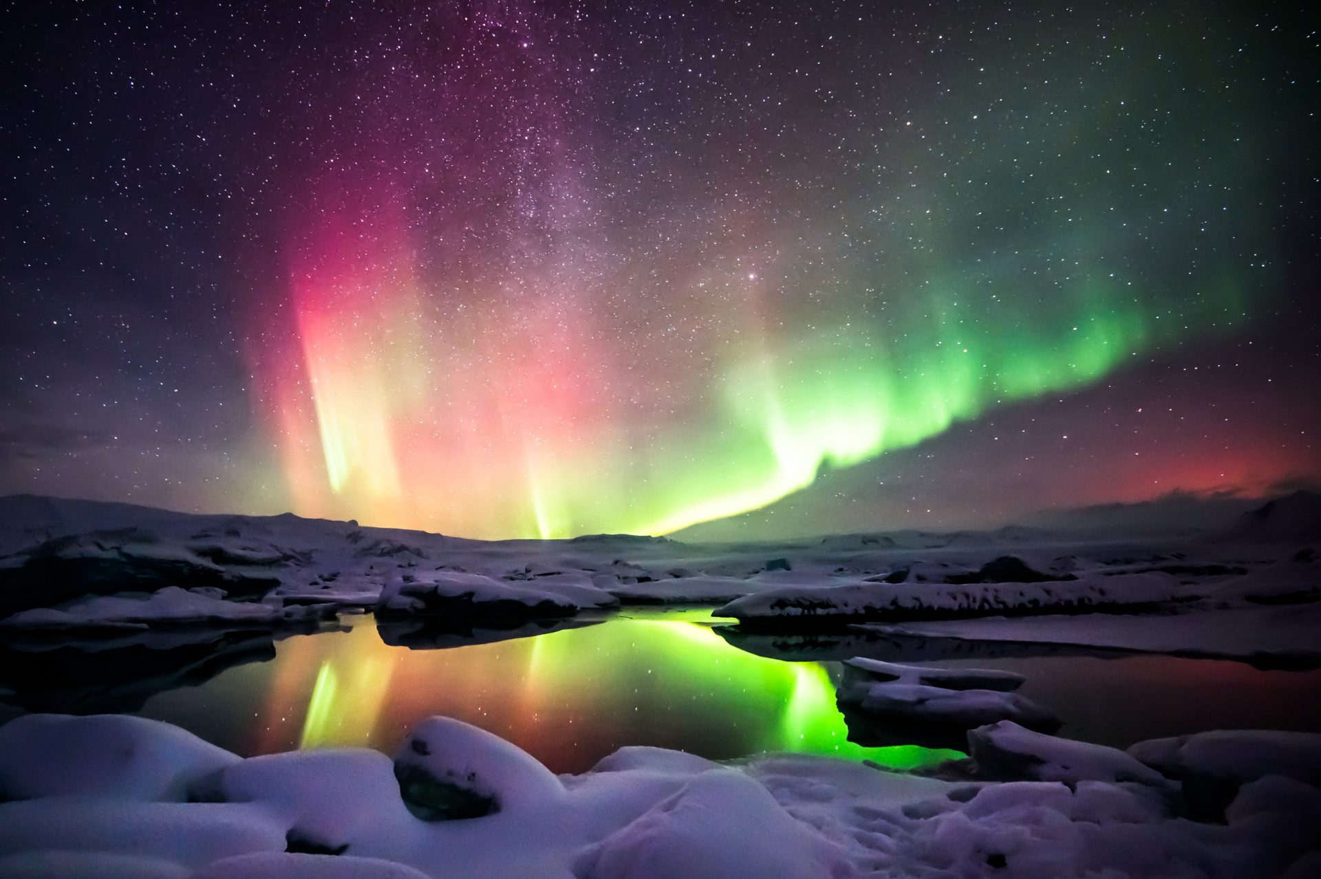 A,Beautiful,Green,And,Red,Aurora,Dancing,Over,The,Jokulsarlon