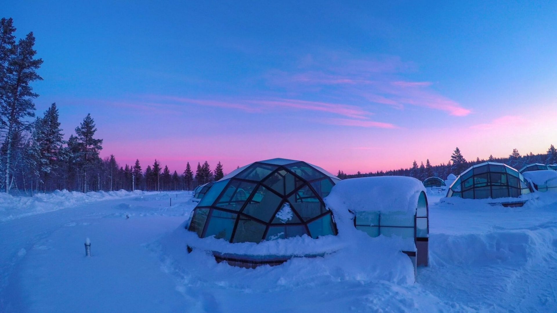 Glass,Igloo,At,Kakslauttanen,Arctic,Resort,Finland,During,Magical,Polar